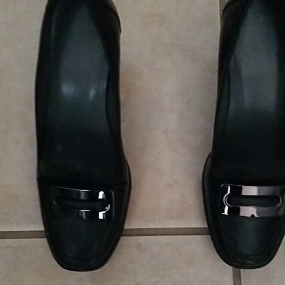 New Blk Calvin Klein heels w silver buckle on top - Picture 1 of 5